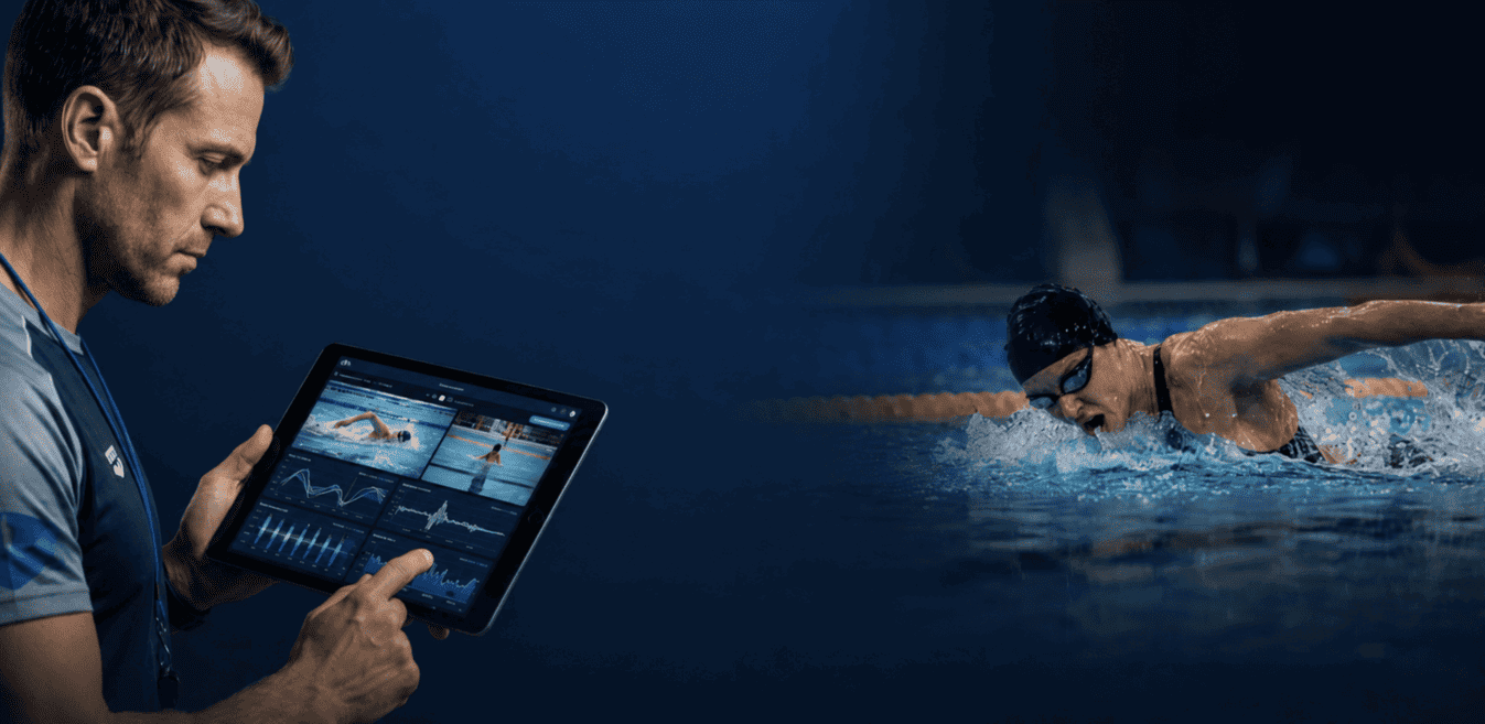Entraîneur utilisant SwimAnalyzer sur iPad au bord du bassin